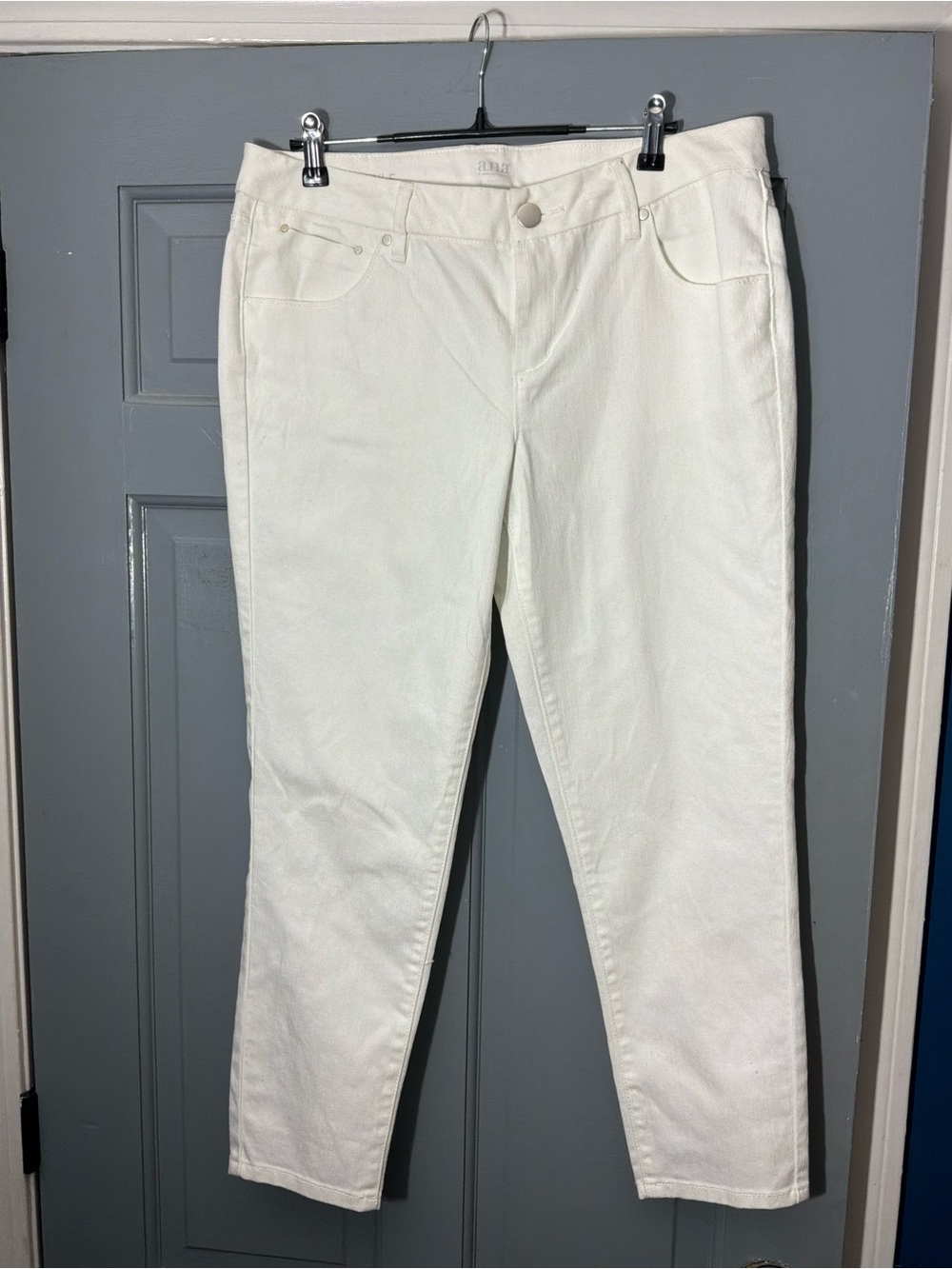 a.n.a White Cropped Women's Jeans - Slim Ankle